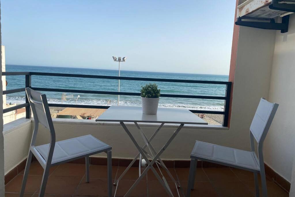 Apartamento primera línea playa. Vistas al mar Caleta de Vélez Exterior foto