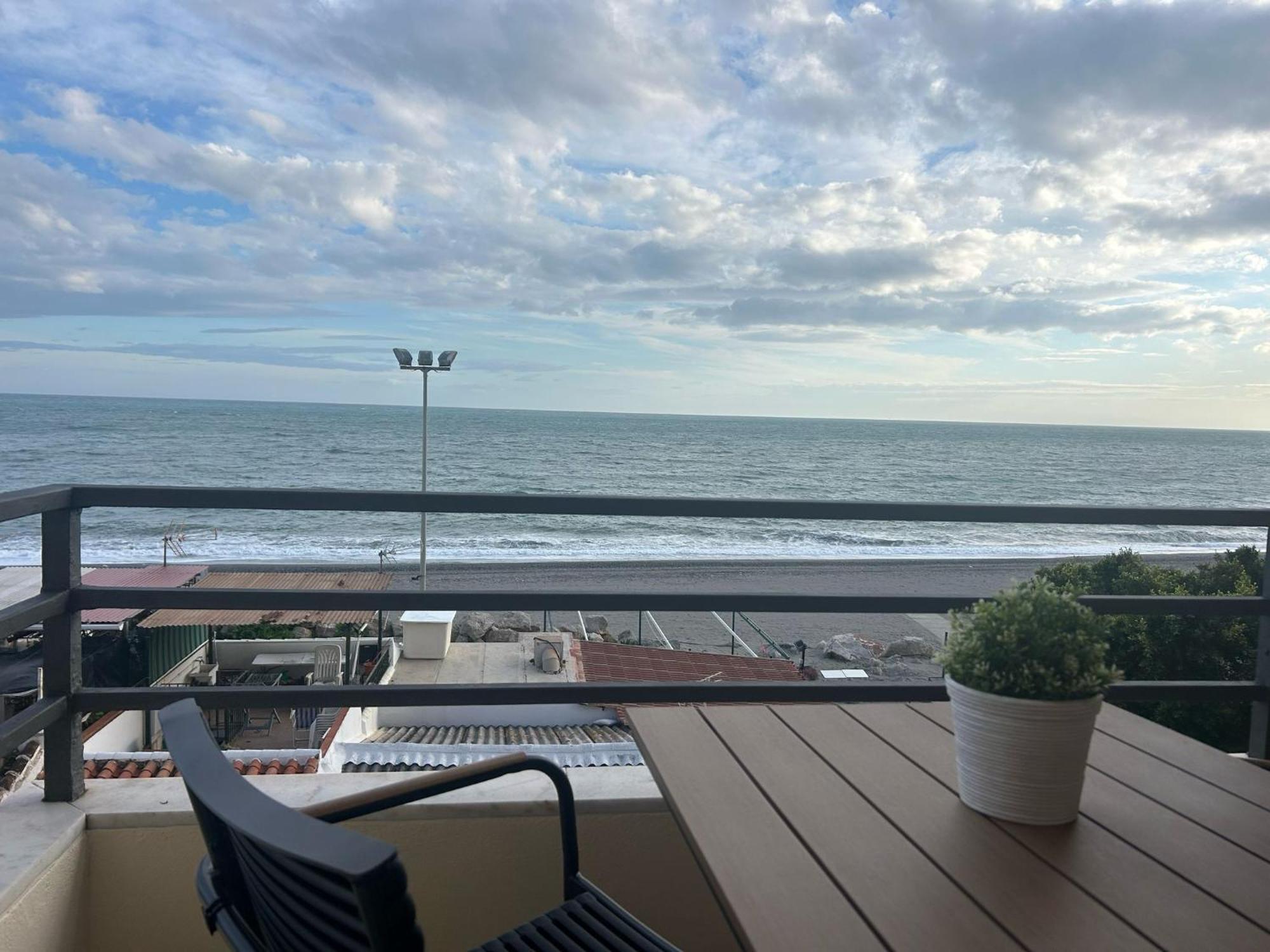 Apartamento primera línea playa. Vistas al mar Caleta de Vélez Exterior foto