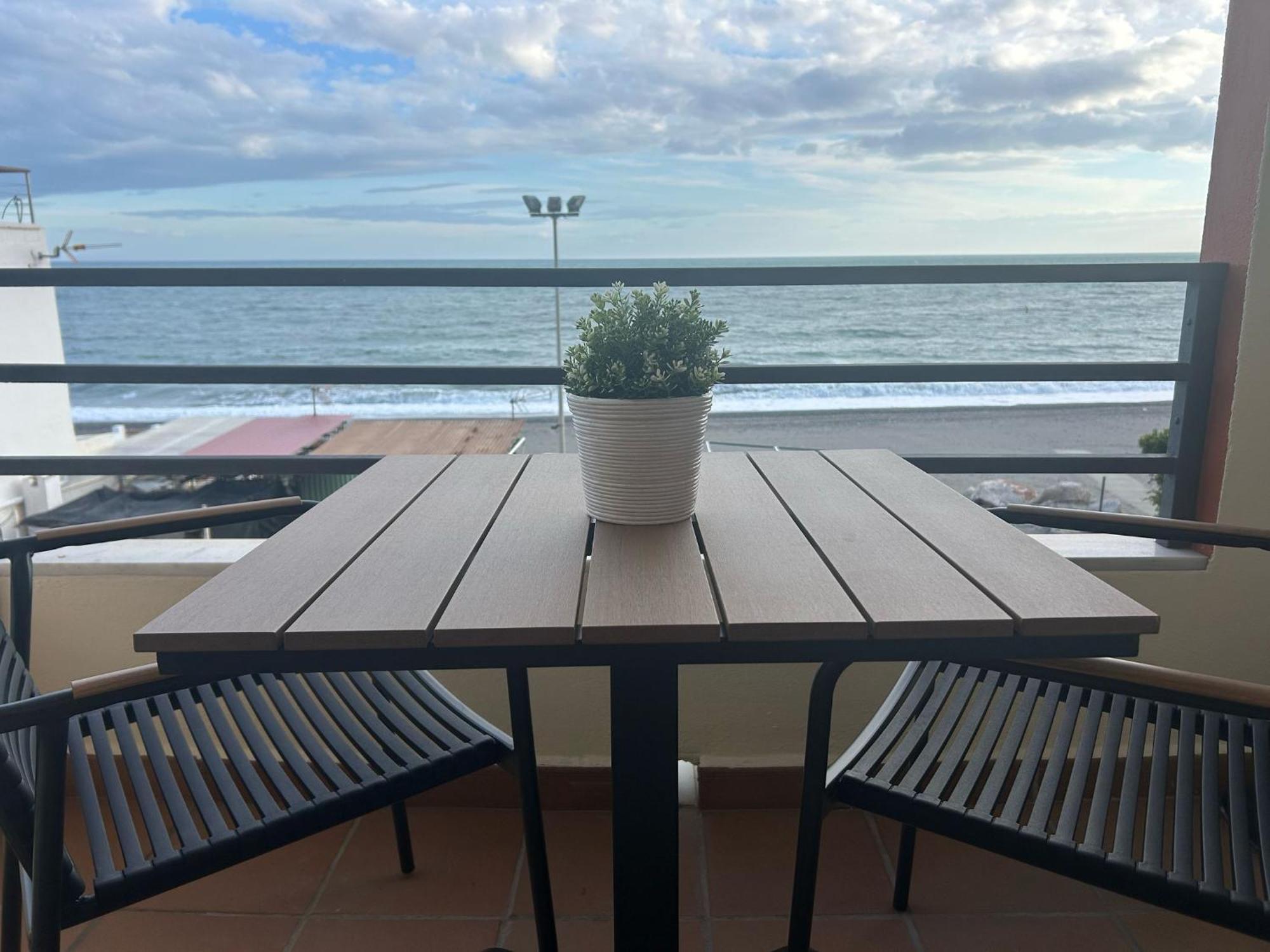 Apartamento primera línea playa. Vistas al mar Caleta de Vélez Exterior foto